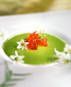 sopa guisantes con flores de cebolla